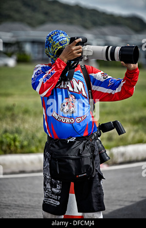 Bunt gekleidet professioneller Sportfotograf fotografieren mit einem Sortiment von Canon Kameras und Objektive. Stockfoto