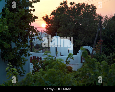 Die hübschen kleinen Seitenstraßen von Parikia auf der griechischen Insel Paros Stockfoto