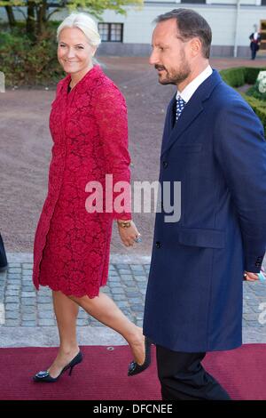 Oslo, Norwegen. 2. Oktober 2013. Crownprince Haakon erhalten Crownprincess Mette-Marit von Norwegen und das niederländische Königspaar im königlichen Palast in Oslo, Norwegen, 2. Oktober 2013. Foto: Dpa/Patrick van Katwijk/Alamy Live News Stockfoto