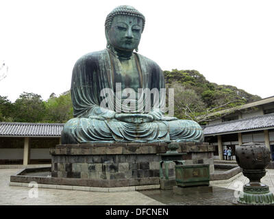 Blick auf die Bronzestatue des Amitabha Buddha aus dem 13. Jahrhundert im Kotoku-in Tempel in Kamakura, Japan, 24. April 2013. Der große Buddha von Kamakura ist eines der bekanntesten Symbole von Japan. Foto: Peter Jaehnel - kein Draht-Dienst- Stockfoto