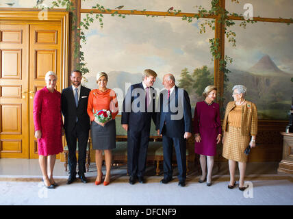 Kronprinzessin Mette-Marit von Norwegen, Kronprinz Haakon von Norwegen, Königin Maxima der Niederlande, König Willem-Alexander der Niederlande, König Harald von Norwegen, Besuch Königin Sonja von Norwegen, Prinzessin Astrid von Norwegen niederländischen König Willem-Alexander und Maxima der Königin für eine Einführung in Norwegen. OSLO 2. Oktober 2013 Foto: Albert Nieboer/Dpa/Alamy Live News / Pool Stockfoto