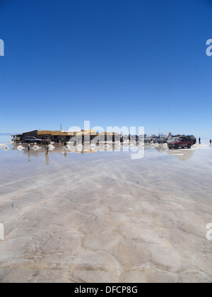 Die Uyuni Salzsee und Salz Hotel in der Regenzeit. Salar de Uyuni, Bolivien Stockfoto