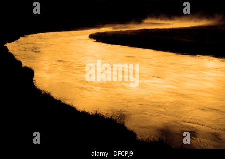 Yellowstone National Park mit Dampf steigt aus dem Madison River in den frühen Morgenstunden Stockfoto