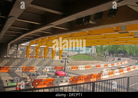 Ein Blick unter der Stahl Straßenbrücke bei Auslesestation im Zuge der Erweiterung, Erneuerung Schema erweitert werden. Stockfoto