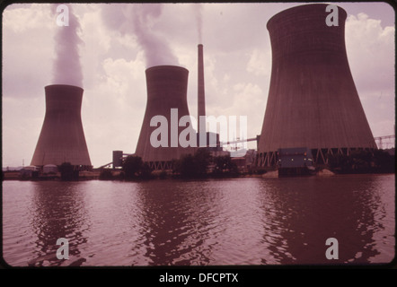 DAMPFWOLKEN STEIGEN AUS DER KÜHLUNG WASSERTÜRME DES KRAFTWERKES JOHN AMOS AM KANAWHA RIVER 551155 Stockfoto