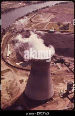 WOLKE AUS DAMPF STEIGT AUS EINEM MASSIVEN ABKÜHLUNG TÜRME DES JOHN AMOS KRAFTWERKS IN DER NÄHE VON NITRO AUF DEM KANAWHA... 551184 Stockfoto