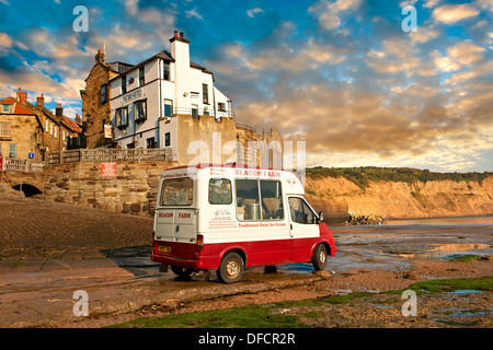 Ice Cream Van auf der Helling der historischen Fischerdorfes Dorf von Robin Hoods Bay, in der Nähe von Whitby, North Yorkshire, England. Stockfoto