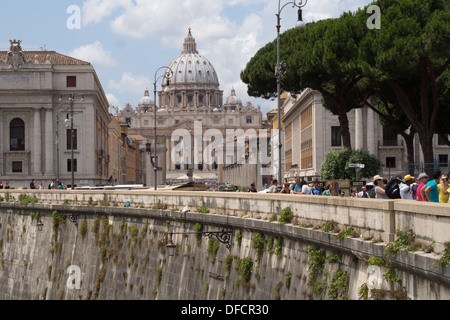 Str. Peters Basilica von den Ufern des Tiber Fluß, Rom, Latium, Italien Stockfoto