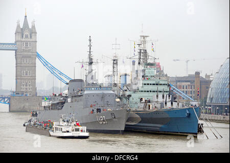 London, UK. 2. Oktober 2013. Brasilianische Marine-Schulschiff BRASIL U27 vertäut gegen HMS Belfast auf der Themse London 10.02.2013 Credit: JOHNNY ARMSTEAD/Alamy Live News Stockfoto