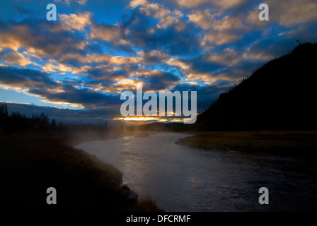 Yellowstone National Park mit Dampf steigt aus dem Madison River in den frühen Morgenstunden Stockfoto