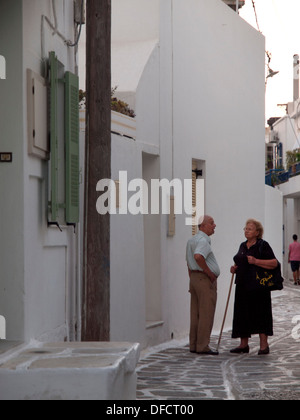 Die hübschen kleinen Seitenstraßen von Parikia auf der griechischen Insel Paros Stockfoto