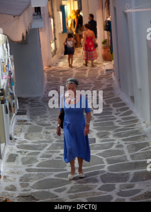 Die hübsche kleine zurück - Straßen von Parikia auf der Griechischen Insel Paros Stockfoto