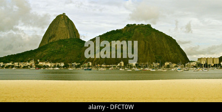 Botafogo Bucht in Rio de Janeiro, mit Berg Sugarloaf im Hintergrund Stockfoto