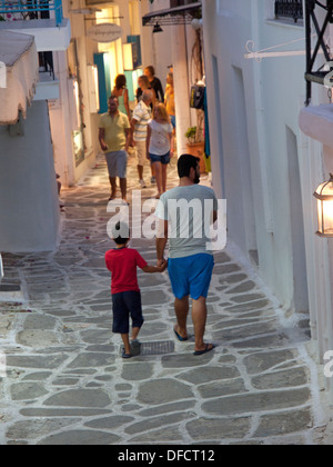 Die hübsche kleine zurück - Straßen von Parikia auf der Griechischen Insel Paros Stockfoto