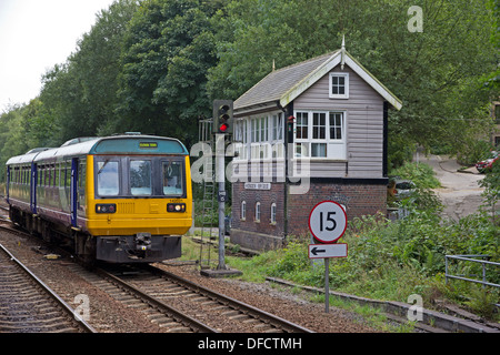 Northern Rail Pacer Zug vorbei Railway Signal Box, Hebden Brücke Stockfoto