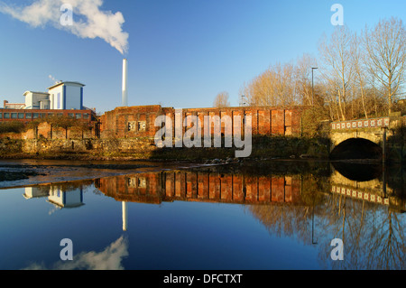 UK, South Yorkshire, Sheffield, Veolia Verbrennungsanlage & Reflexionen im Fluss Don Stockfoto