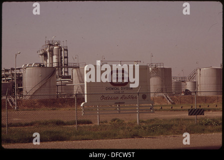 KÜHLTÜRME UND ABSETZBECKEN FÜR DIE BESEITIGUNG DER ABWÄSSER AUS DEM WASSER VON GENERAL TIRE CHEMICAL PFLANZE VERWENDET... 545829 Stockfoto