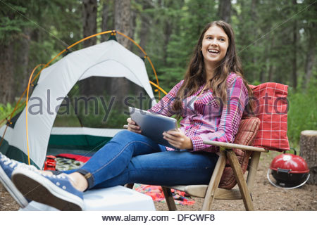 Glücklich Teenager-Mädchen mit digital-Tablette am Campingplatz