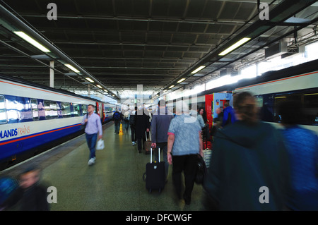 Passagiere, die nach Verlassen eines East Midlands-Zuges am Bahnhof London St Pancras entlang des Bahnsteigs gehen. Stockfoto