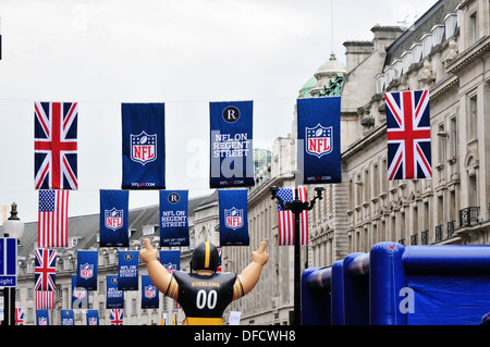 Fahnen und Banner hängen oben Regent Street während der NFL Block Party am 28. September 2013 Stockfoto
