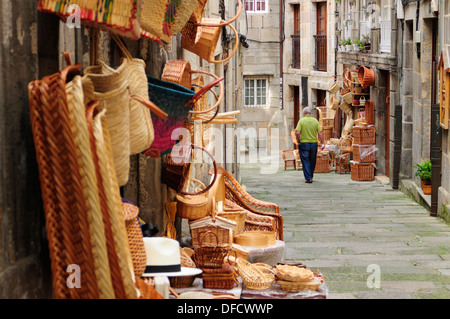 Traditionelle Weidenkörbe in Rua Cesteiros. Die Innenstadt von Vigo, Galizien, Spanien. Stockfoto