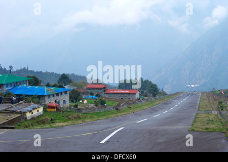 Tara Air DHC-6 Twin Otter Flugzeug abheben von der Startbahn, Tenzing-Hillary Airport, Lukla, Nepal, Asien Stockfoto