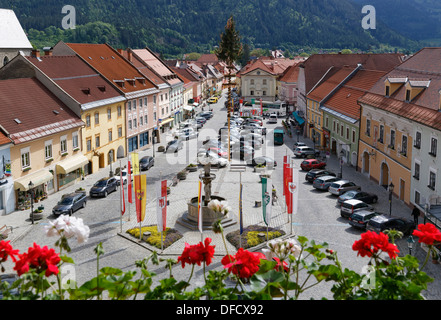 Österreich, Kärnten, Autos parken am Hauptplatz quadratisch Stockfoto