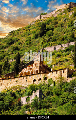 Außenseite des byzantinischen orthodoxen Klosters Pantanassa, mit byzantinischen Fresken & Symbole, Mystras, Griechenland Stockfoto