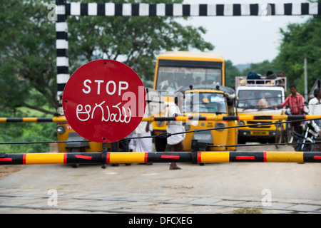 Stop-Schild auf einer indischen Bahnübergang. Andhra Pradesh, Indien Stockfoto