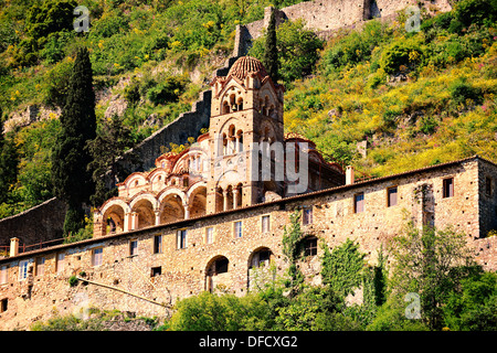 Außenseite des byzantinischen orthodoxen Klosters Pantanassa, mit byzantinischen Fresken & Symbole, Mystras, Griechenland Stockfoto