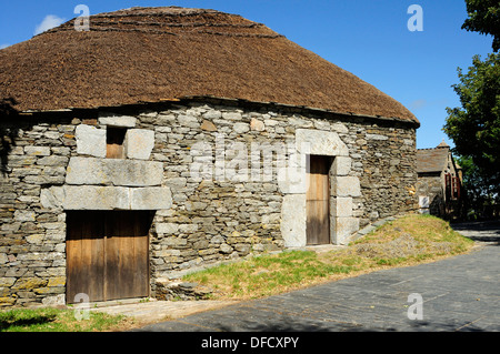 Traditionelle Häuser genannt "Pallozas" im Dorf O Cebreiro, Saint-Jame´s Weise Eingang in Galizien. Stockfoto