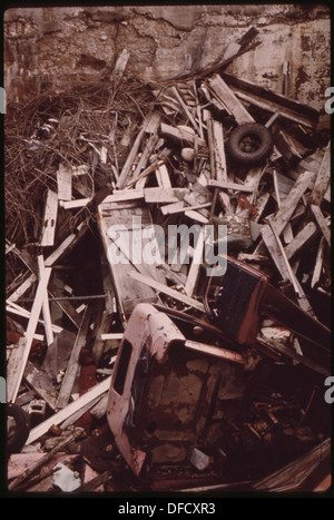 SCHUTT und alten Lastwagen geworfen in eine Fabrik-Stiftung an MCKEEVER, NEW YORK, IN den ADIRONDACK SCHUTZWALD 554536 Portrait Stockfoto