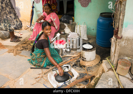 Indische Frau Kochen Dosa für Menschen vor einem ländlichen Dorfhaus. Andhra Pradesh, Indien Stockfoto