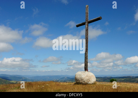 Pilgrim´s Kreuz in O Cebreiro, Galizien, traditionell mit Spalt-Embeded Münzen bedeckt, von den Pilgern auf dem Weg nach Compostela Stockfoto