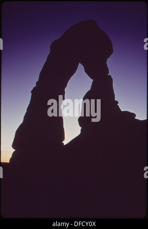 Delicate Arch liegt im Arches National Park in Utah und ist eine berühmte natürliche Felsformation. Dieser nächtliche Blick fängt seine atemberaubende Silhouette am Sternenhimmel ein. Stockfoto