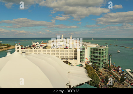 Luftbild von der Shakespeare-Theater, Parkplatz Garage und Ost Ende des Navy Pier in Chicago, Illinois Stockfoto