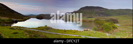 Panorama der Cregennan Seen bei Sonnenuntergang in Snowdonia-Nationalpark Stockfoto