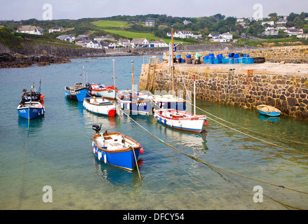 Angelboote/Fischerboote im Hafen von Dorf Coverack, Cornwall, England Stockfoto