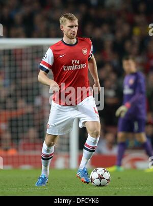 London, UK. 1. Oktober 2013. UEFA-Champions-League-Gruppenphase Befestigung zwischen Arsenal und SSC Napoli aus dem Emirates Stadium. Per Mertesacker Arsenal © Aktion Plus Sport/Alamy Live-Nachrichten Stockfoto