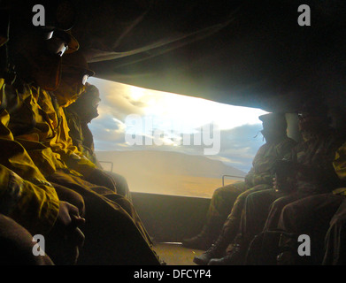 Chilenische Militärfeuerwehrleute auf dem Weg zur Bekämpfung von Wildbränden im Nationalpark Torres del Paine, Januar 2012 Stockfoto