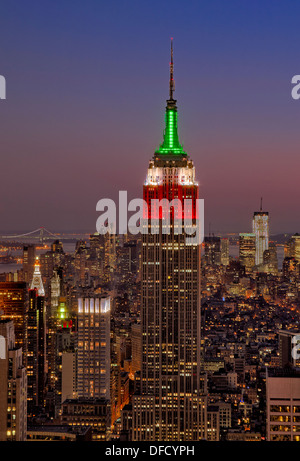 Ein Blick auf den Sonnenuntergang von der Spitze des Felsens im Rockefeller Center in New York City auf das Empire State Building. Stockfoto