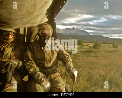 Chilenische Militärfeuerwehrleute auf dem Weg zur Bekämpfung von Wildbränden im Nationalpark Torres del Paine, Januar 2012 Stockfoto