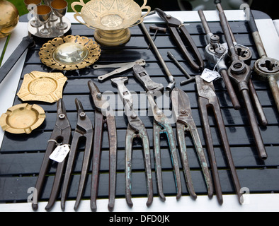 Metall-Handwerk Werkzeuge auf dem Display auf einem Flohmarkt in UK Stockfoto