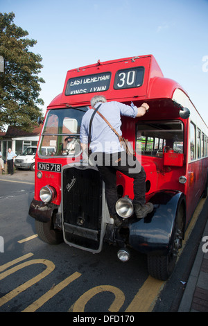 Austol einzelne Doppeldecker-Bus ändern Ziels am Festivalwochenende Sheringham 1940 Stockfoto