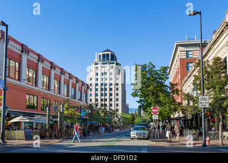 Bars, Cafés und Restaurants auf N 8th Street am frühen Abend, historische Innenstadt von Boise, Idaho, USA Stockfoto