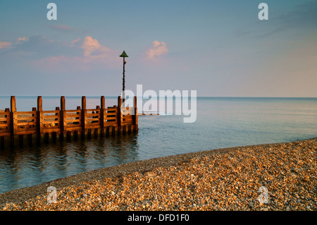 England, Devon, Seaton, Mündung des Fluss-Axt, Strand & Buhnen Stockfoto