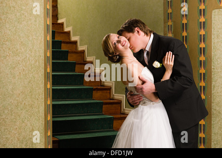 Romantischen Kuss Braut und Bräutigam in Hochzeitstag, Horizont-format Stockfoto