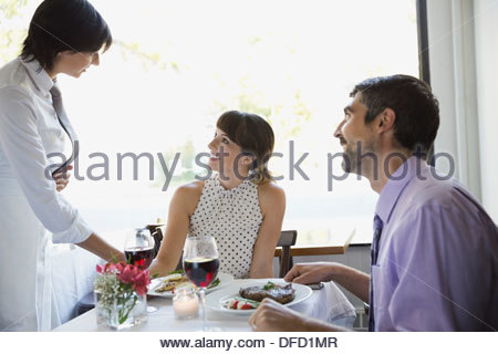 Kellnerin behandelnde paar im restaurant