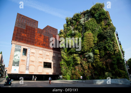 CaixaForum Museum und Kultur Zentrum, gebaut von den Schweizer Architekten Herzog & de Meuron neben die "grüne Wand" von Patrick Stockfoto