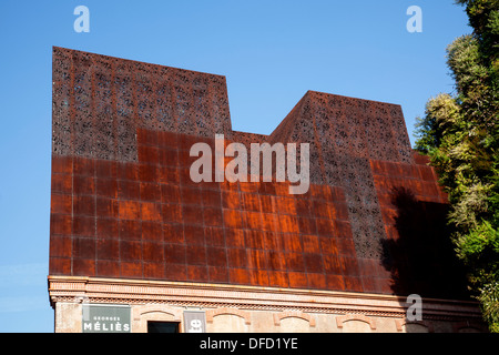 CaixaForum Museum und Kultur Zentrum, gebaut von den Schweizer Architekten Herzog & de Meuron neben die "grüne Wand" von Patrick Stockfoto